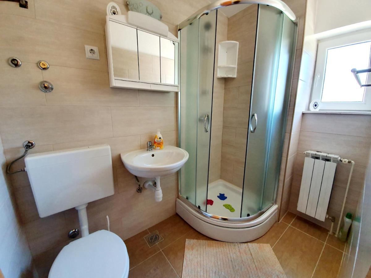 Ferienwohnung Apartamani Katarina Vl.Ilija Jusup Starigrad Paklenica Exterior foto