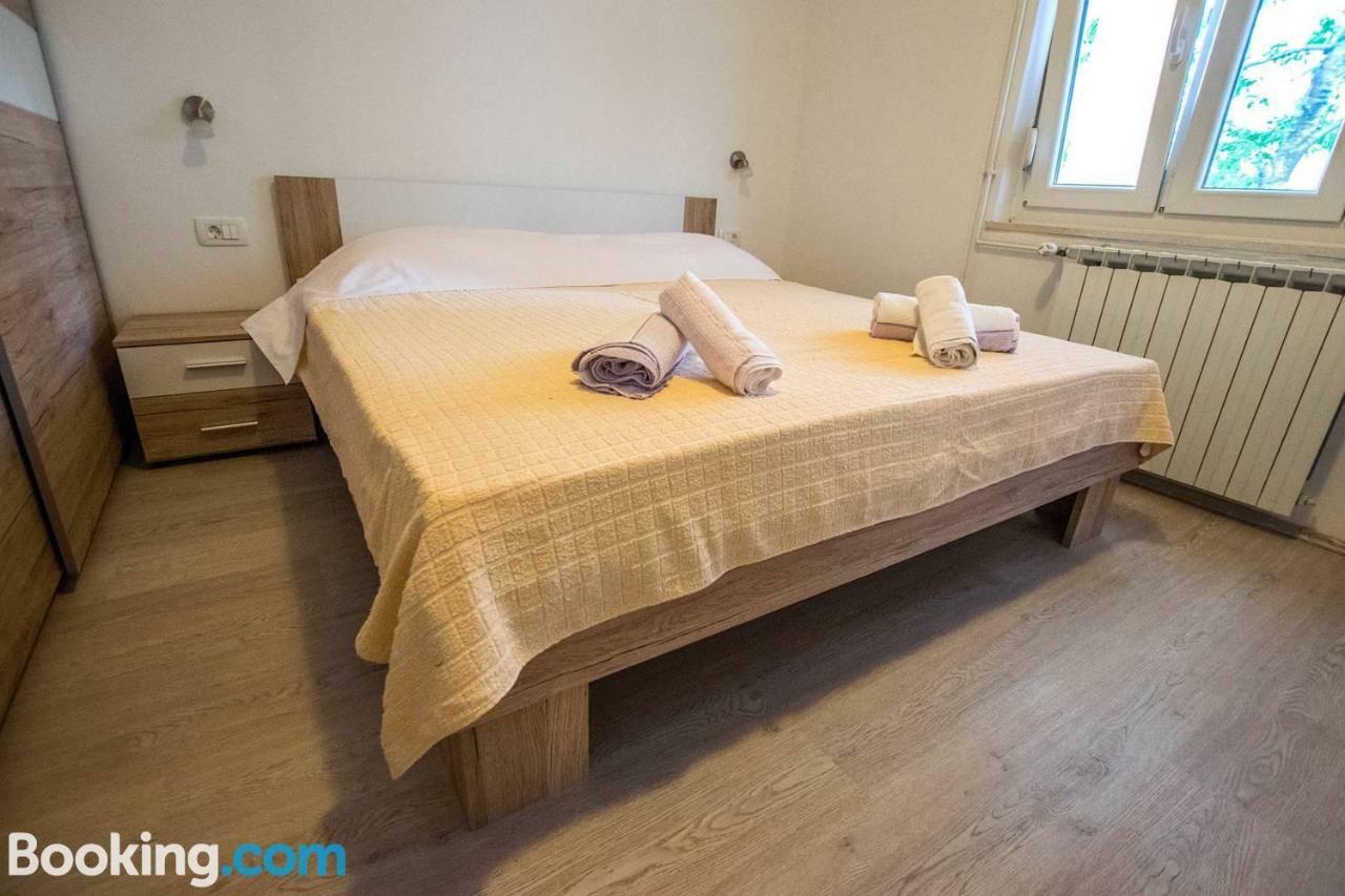 Ferienwohnung Apartamani Katarina Vl.Ilija Jusup Starigrad Paklenica Exterior foto