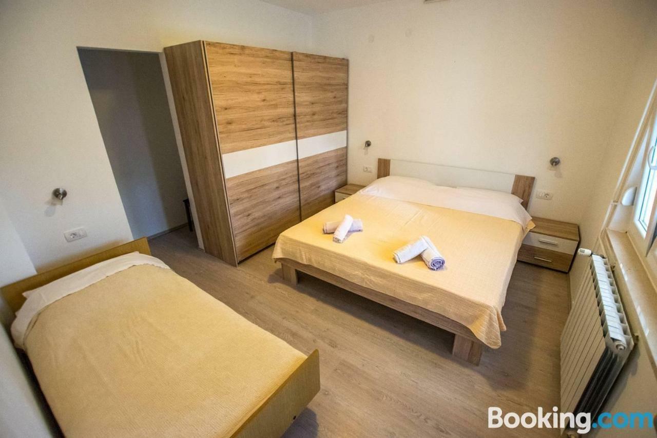 Ferienwohnung Apartamani Katarina Vl.Ilija Jusup Starigrad Paklenica Exterior foto
