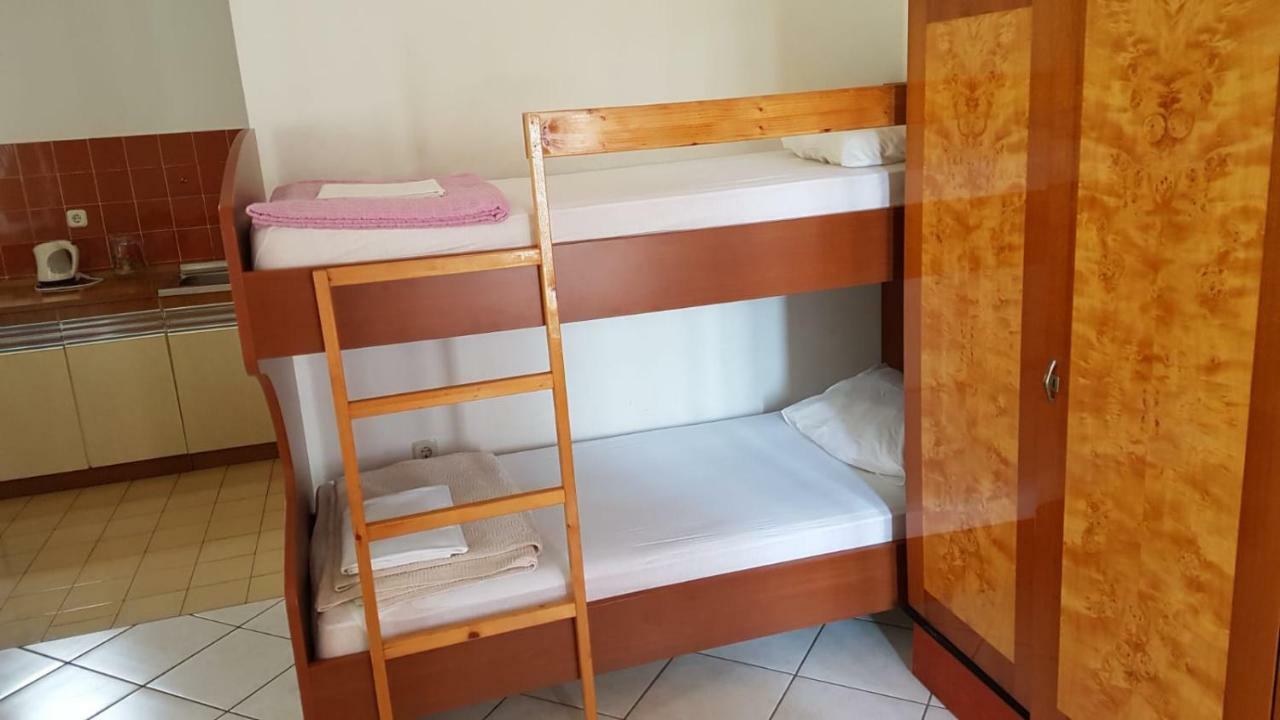 Ferienwohnung Apartamani Katarina Vl.Ilija Jusup Starigrad Paklenica Exterior foto
